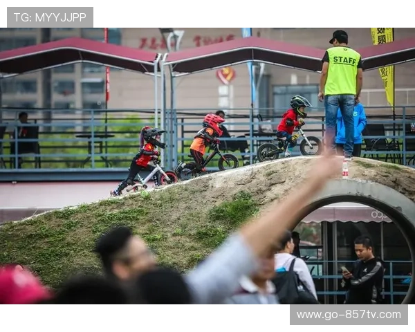 小朋友观看土坡赛感受体育氛围，自行车运动呈现代际传承趋势